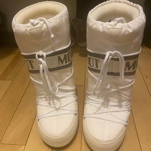 White moon boots